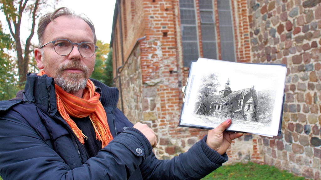 Ralf Engelkamp mit einer alten Zeichnung  von der Kirche in Krevese, als es die Gruft noch gab.