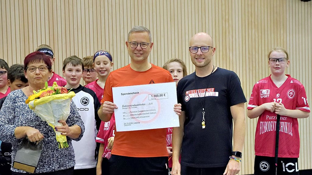 Bei der Übergabe des Schecks in Höhe von 1.560 Euro: Frau Ines Trojandt, Tom Genenz und Peter Elster.