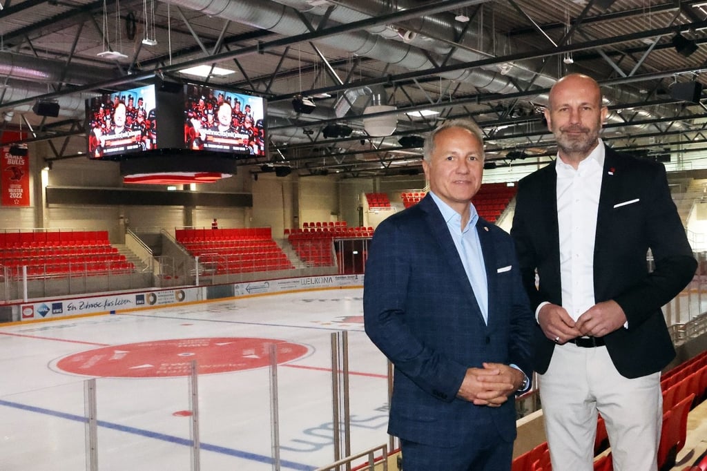 Stadtmarketing-Geschäftsführer Mark Lange (l.) und Daniel Mischner, Chef der Saale Bulls, sind schon voller Vorfreude auf das Weihnachts(mit)singen im neu eröffneten Sparkassen-Eisdom in Halle.