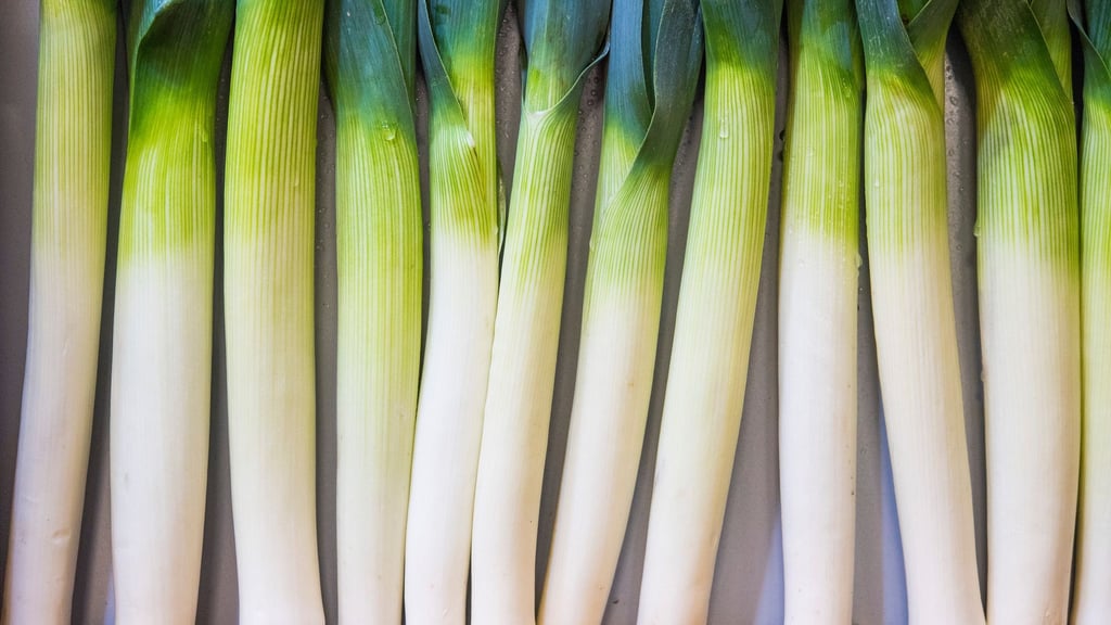 Bei der Frage, wie Lauch wirklich sauber wird, gehen die Meinungen auseinander.