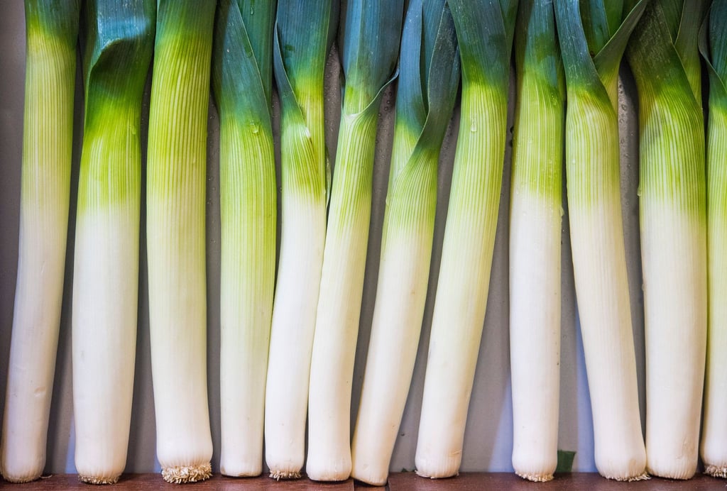 Bei der Frage, wie Lauch wirklich sauber wird, gehen die Meinungen auseinander.