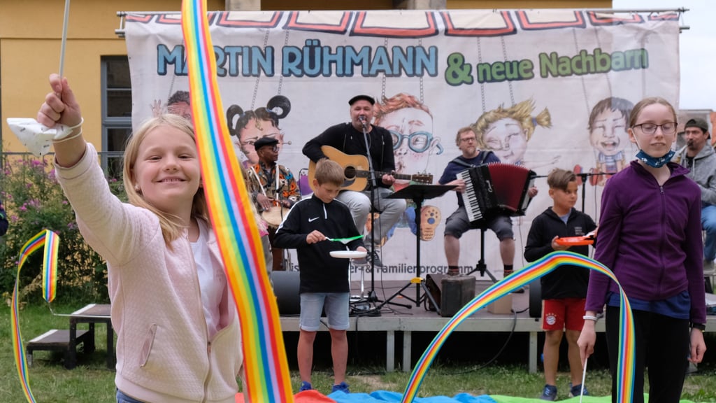 „Das fliegende, kunterbunte Karussell“ dreht sich am 1. November 2025 in Magdeburg für alle Kinder – Musik, Spaß und Miteinander mit Martin Rühmann & neuen Nachbarn!
