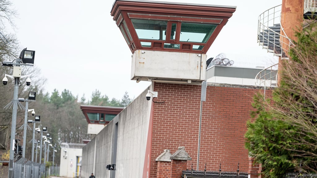 Ein Wachturm an der Mauer der Justizvollzugsanstalt Tegel. (Archivbild)