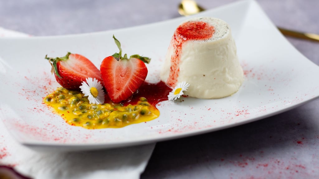 Sieht aus wie gemalt: Zur Panna Cotta serviert Annelie Ulrich Erdbeeren und das Fruchtfleisch einer Maracuja.