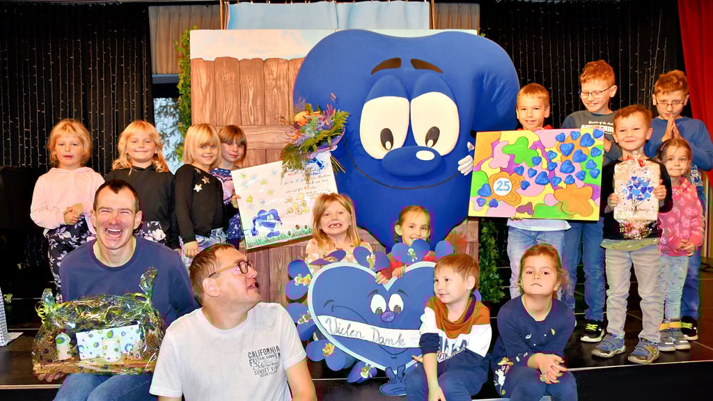 Anlässlich seines 25. Geburtstages erhielt  das Blaue  Herz auf der Bühne des Arthotels in Havelberg viele Glückwünsche von den Kindern.