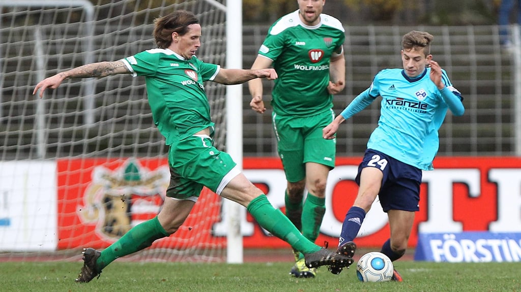 Wie heute des Öfteren im Trikot des 1. FC Magdeburg ging Alexander Nollenberger auch für den FV Iltertissen in zahlreiche Tempodribblings.