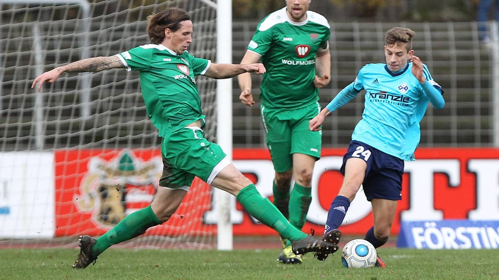 Wie heute des Öfteren im Trikot des 1. FC Magdeburg ging Alexander Nollenberger auch für den FV Iltertissen in zahlreiche Tempodribblings.