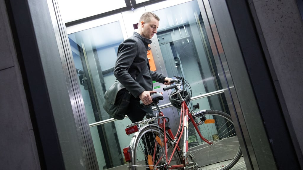 Der Aufzug als Stolperfalle? Das passiert, wenn zwischen Kabinen- und Etagenboden beim Halt kleine Stufen von einigen Zentimetern auftreten.