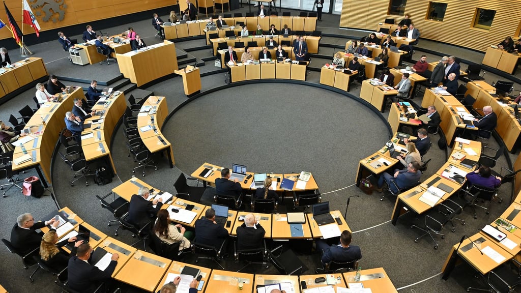 Im Thüringer Landtag beschlossen die Abgeordneten einstimmig ein Gesetz zur Fusion weiterer Gemeinden - inklusive Hochzeitsprämie. (Symbolbild)