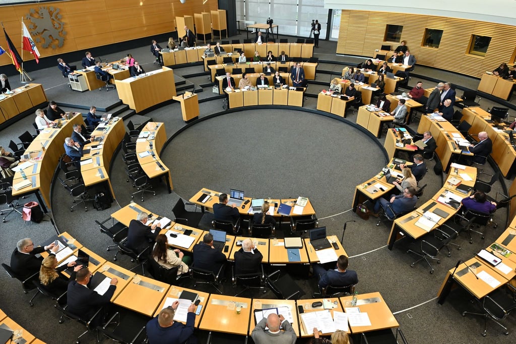 Im Thüringer Landtag beschlossen die Abgeordneten einstimmig ein Gesetz zur Fusion weiterer Gemeinden - inklusive Hochzeitsprämie. (Symbolbild)