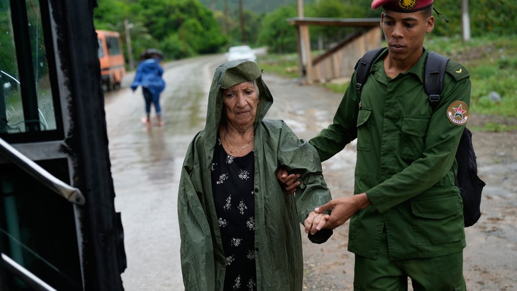 Hunderttausende Menschen sind im Osten des Landes in Sicherheit gebracht worden.
