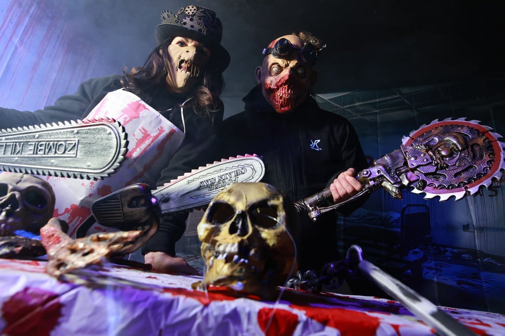 Andrea Spindler und Andy Bosse stehen maskiert in einem Raum ihres Horrorhauses.