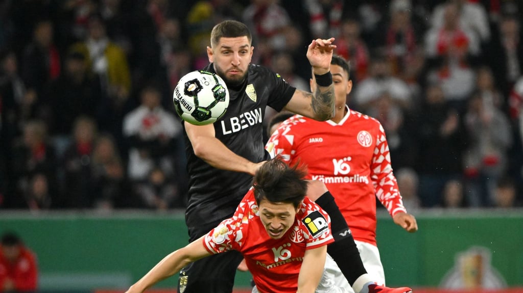 Standen sich nach gerade einmal 72 Stunden erneut gegenüber: der FSV Mainz 05 um Jae-Sung Lee (v.) und der VfB Stuttgart um Ex-RB-Talent Jeff Chabot.