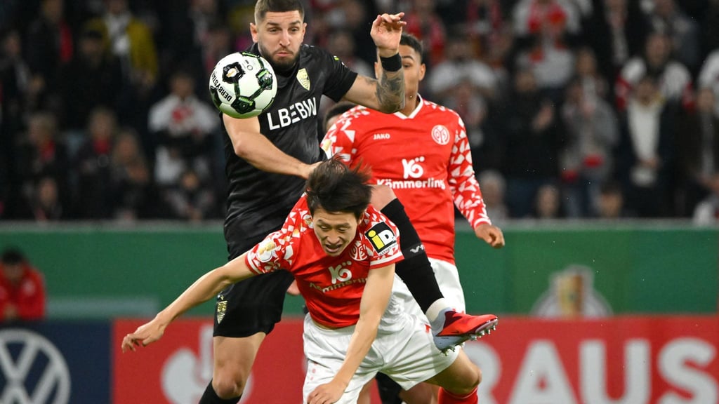 Standen sich nach gerade einmal 72 Stunden erneut gegenüber: der FSV Mainz 05 um Jae-Sung Lee (v.) und der VfB Stuttgart um Jeff Chabot.