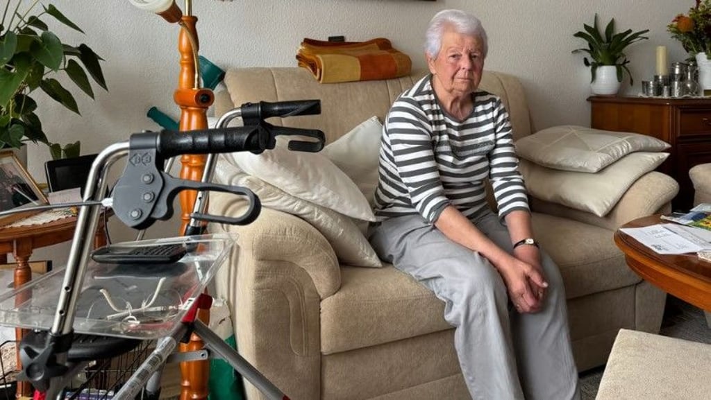 Gisela Helwig (83) sitzt in ihrer Wohnung in Halle-Neustadt. Nach dem Vorfall auf dem Töpfermarkt ist sie dankbar für die Hilfe, die sie dort erlebt hat.