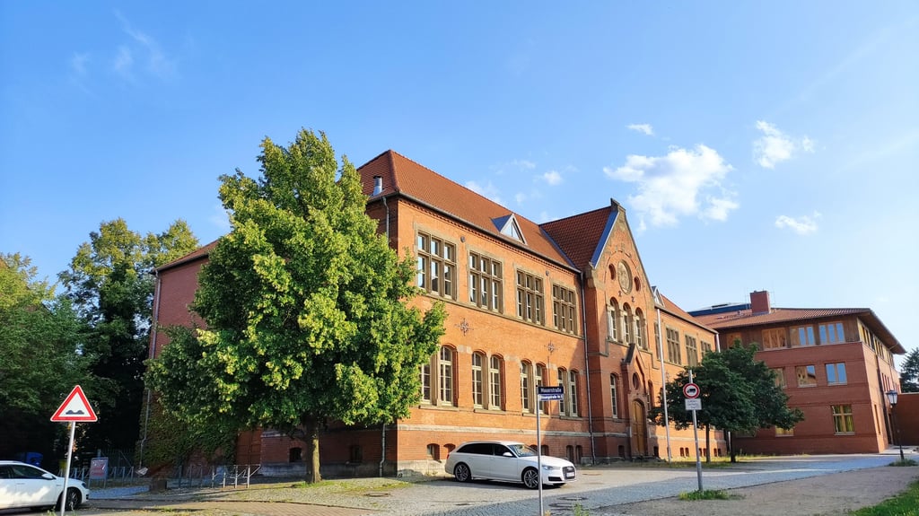 Der Zoff um den verwaisten Chefsessel am Fallstein-Gymnasium Osterwieck (Landkreis Harz) beschäftigt inzwischen auch Sachsen-Anhalts Landespolitiker wie Bildungsminister Jan Riedel und Landtagsabgeordneten Alexander Räuscher (beide CDU).
