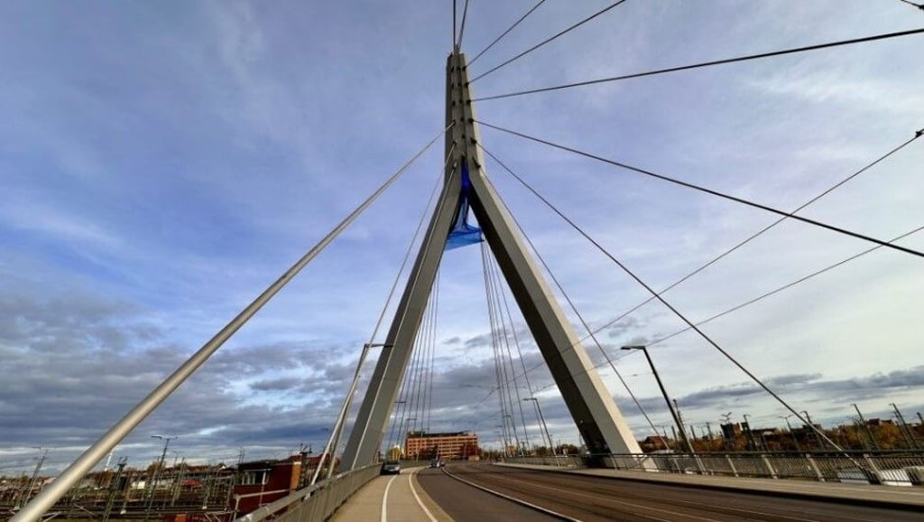 Klimaprotest? Silbersalz-Aktion? Ein riesiges blaues Netz am Pylon der Berliner Brücke sorgt derzeit für Rätselraten.