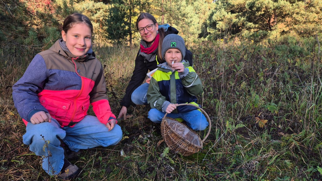 Familie Hochheimer hat einen kleinen Täubling gefunden. Emilia (links) und Corvin waren die jüngsten Pilzsuchenden.