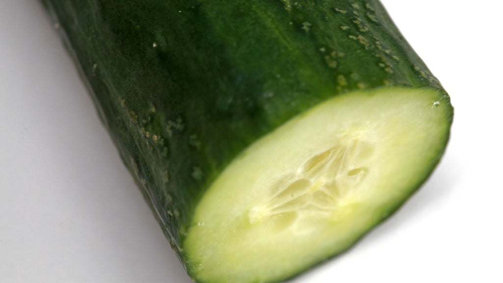 Der Vater der Frau nahm das Paket mit der Gurke an und bezahlte. (Symbolbild)