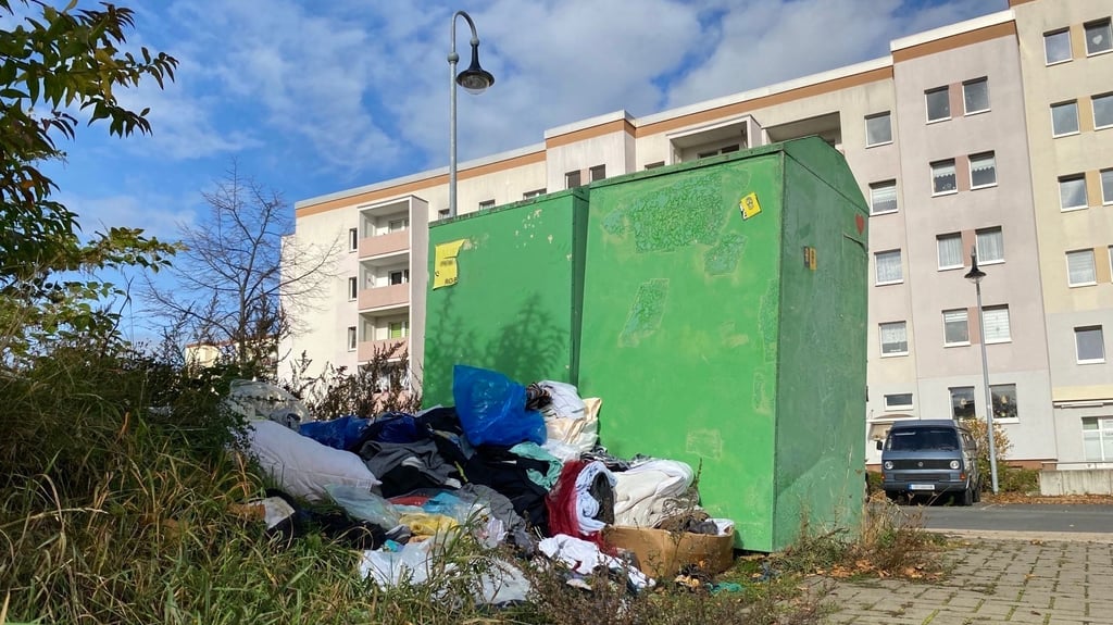 Anwohner kritisieren Müll und Unrat rings um die ehemalige Kaufhalle im Wernigeröder Stadtteil Harzblick.