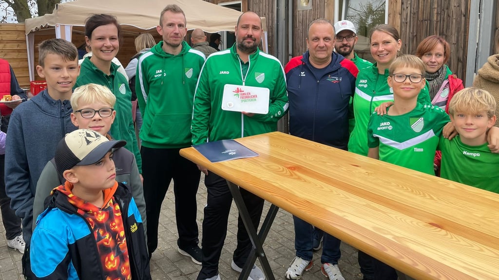 Der Domersleber Sportverein wird mir einer Auszeichnung des  Kreissportbundes beim Drachenfest geehrt.