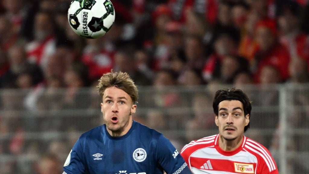 Bielefelds Kunze (l.) und Union Leite (r.) visieren den Ball an.