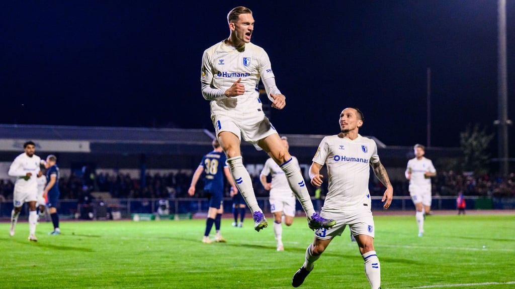 Magdeburg-Stürmer Maximilian Breunig jubelt über sein Tor zum 1:0 in Illertissen.