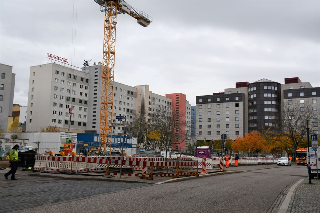 Die Bauarbeiten für das Premier Inn Hotel in der Magdeburger Innenstadt sind angelaufen. Dafür wurden Bäume gefällt.