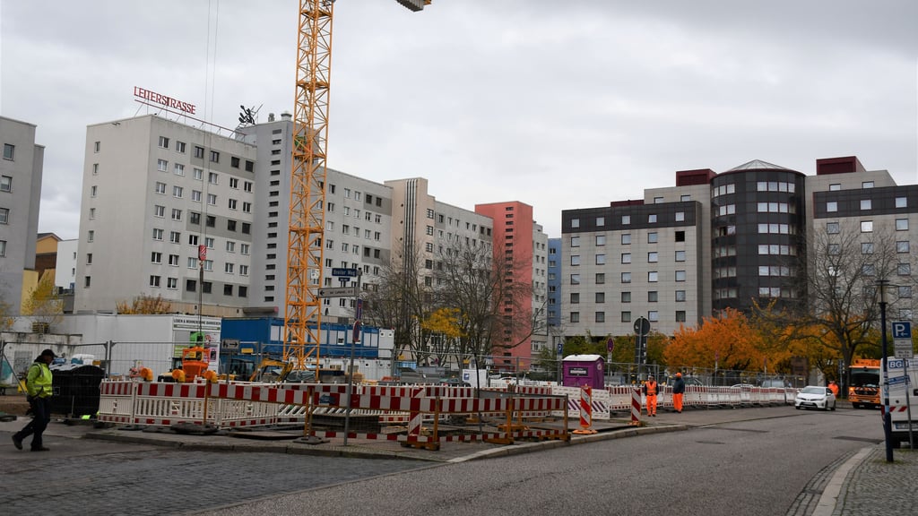 Die Bauarbeiten für das Premier Inn Hotel in der Magdeburger Innenstadt sind angelaufen. Dafür wurden Bäume gefällt.