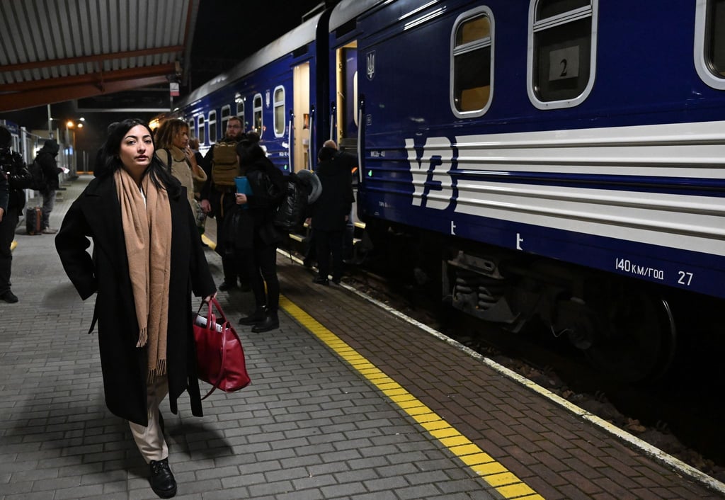 Reem Alabali Radovan (SPD), Bundesministerin für wirtschaftliche Zusammenarbeit und Entwicklung, steht auf ihrer Reise nach Kiew am Bahnsteig in Polen.
