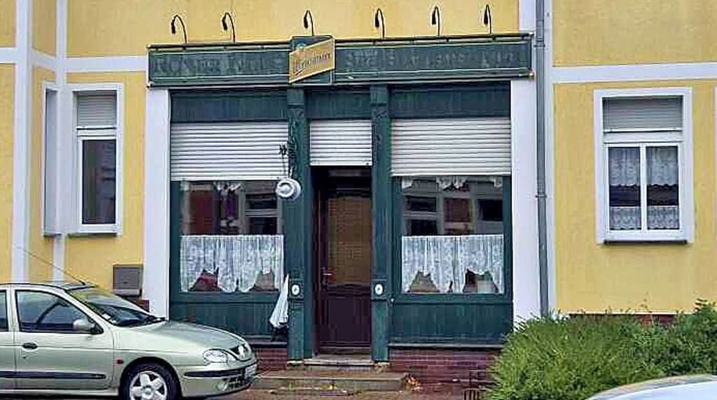 Der „Röxer Krug“ in der Gardelegener Straße in Stendal ist eingebettet in ein Mehrfamilienhaus, in dem  das Gastwirtsehepaar lange gewohnt hat.