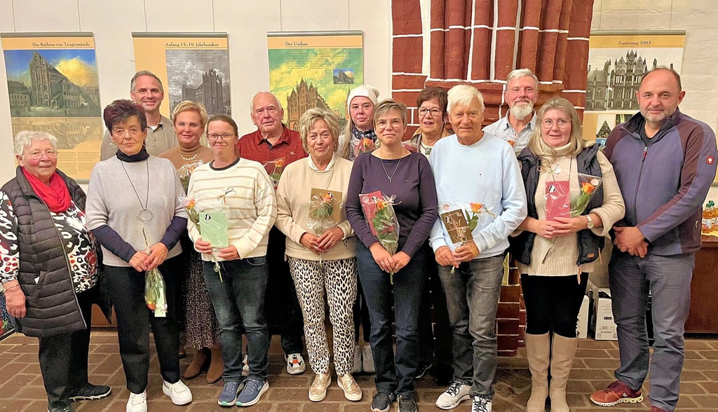 Hildegard Wynands (links) und Thomas Staudt (rechts)  sowie Bürgermeister Steffen Schilm (3. von links) mit den Preisträgern des diesjährigen Blumenwettbewerbs, initiiert von der CDU Frauen Union  innerhalb der Kernstadt Tangermünde. 