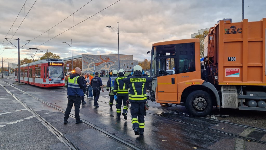 An der Magistrale in Halle-Neustadt sind eine Straßenbahn und ein Müllwagen kollidiert.