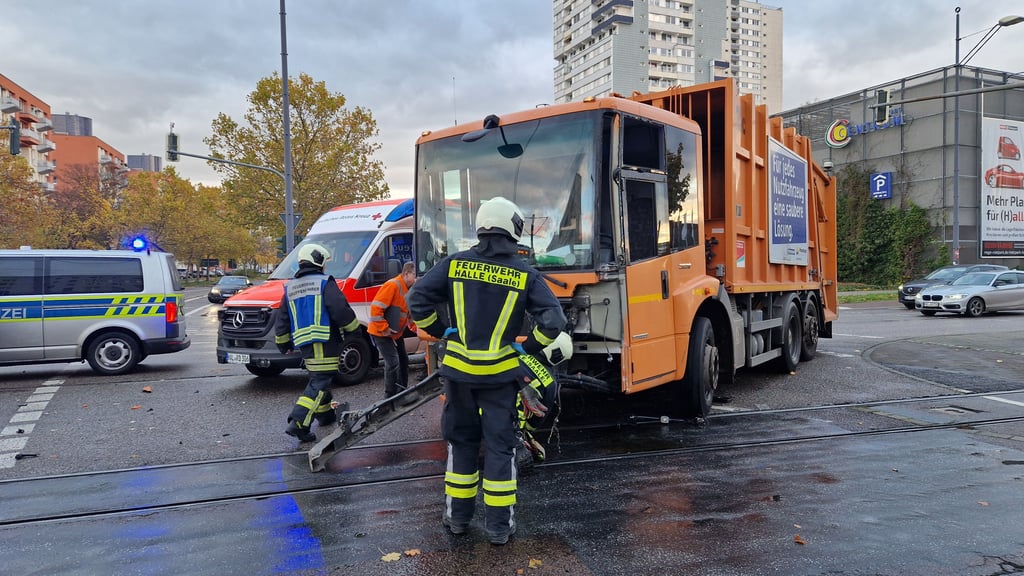 An der Magistrale in Halle-Neustadt sind eine Straßenbahn und ein Müllwagen kollidiert.