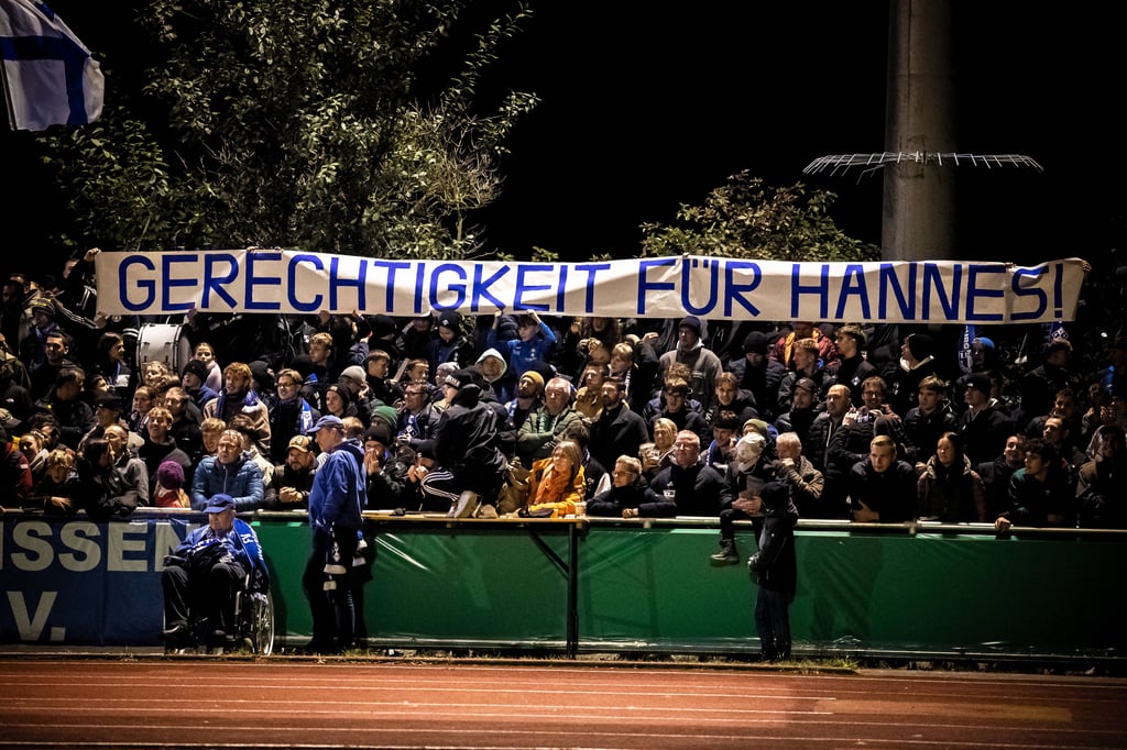 Ein Banner für Hannes S. im Fanblock des FV Illertissen.