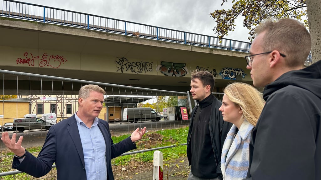 Termin vor der größten Magdeburger Ringbrücke: An der Halberstädter Straße zeigte Magdeburgs Baubeigeordneter Jörg Rehbaum den Linken-Politikern Jorrit Bosch, Rebekka Grotjohann und Noah Biswanger (v.l.) die Hürden auf, die es an der Stelle gibt.
