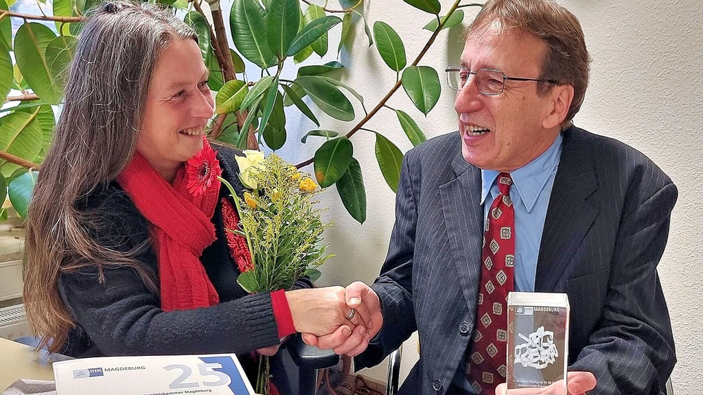 Claudia Eckert-Meisters, Leiterin des Aus- und Weiterbildungszentrums (AWZ) Aschersleben, gratuliert Lutz Ebermann zur Ehrung anlässlich seiner 25-jährigen Prüfertätigkeit.