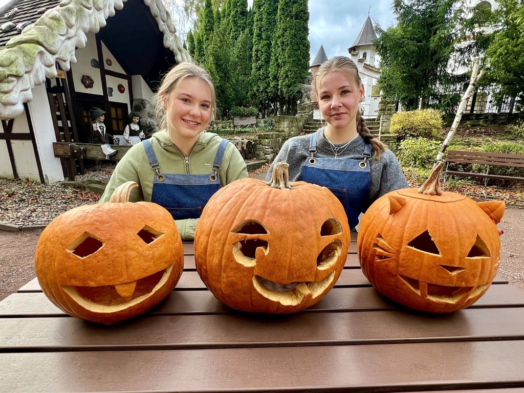 Die Kürbisse für Halloween im Märchengarten sind bereits geschnitzt.