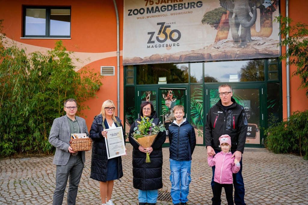 Familie Dahlke aus dem Landkreis Börde wurden als 28-millionste Besucher im Magdeburger Zoo begrüßt. Oberbürgermeisterin Simone Borris und Zoodirektor David Pruß überraschten sie mit Blumen, einem Präsentkorb und einer Urkunde.