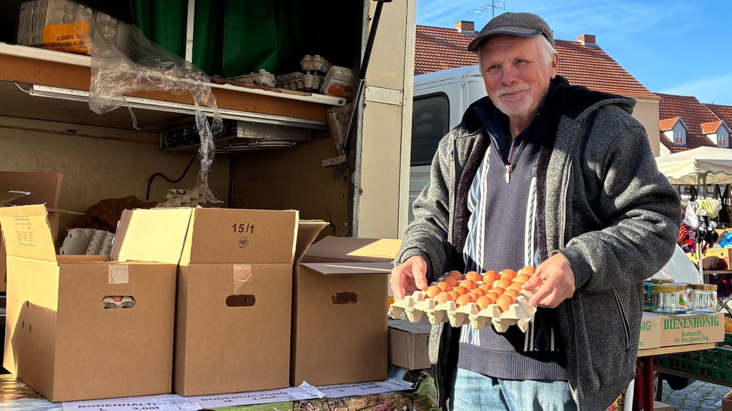 Wochenmarkt Stendal: Die Hühner haben Stallpflicht, frische Eier gibt es bei Ingolf Schröder weitherin.