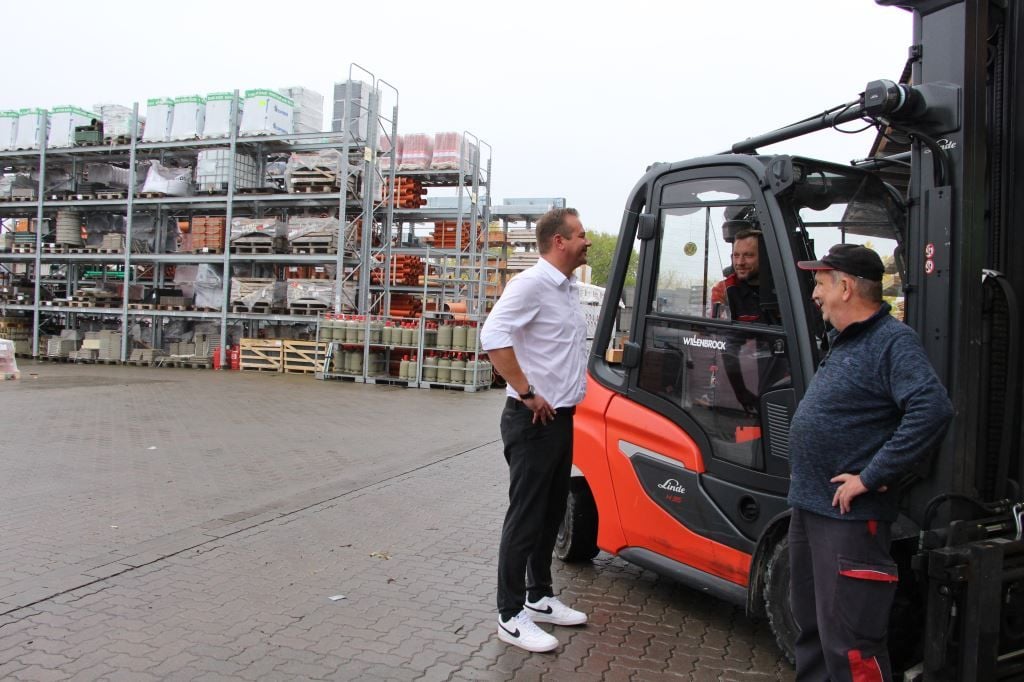 Oliver Arnold (links) im Gespräch mit den Mitarbeitern