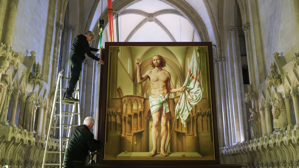 Ein Restauratorenteam demontiert den Cranach-Triegel-Altar im Naumburger Dom für den Transport nach Rom.