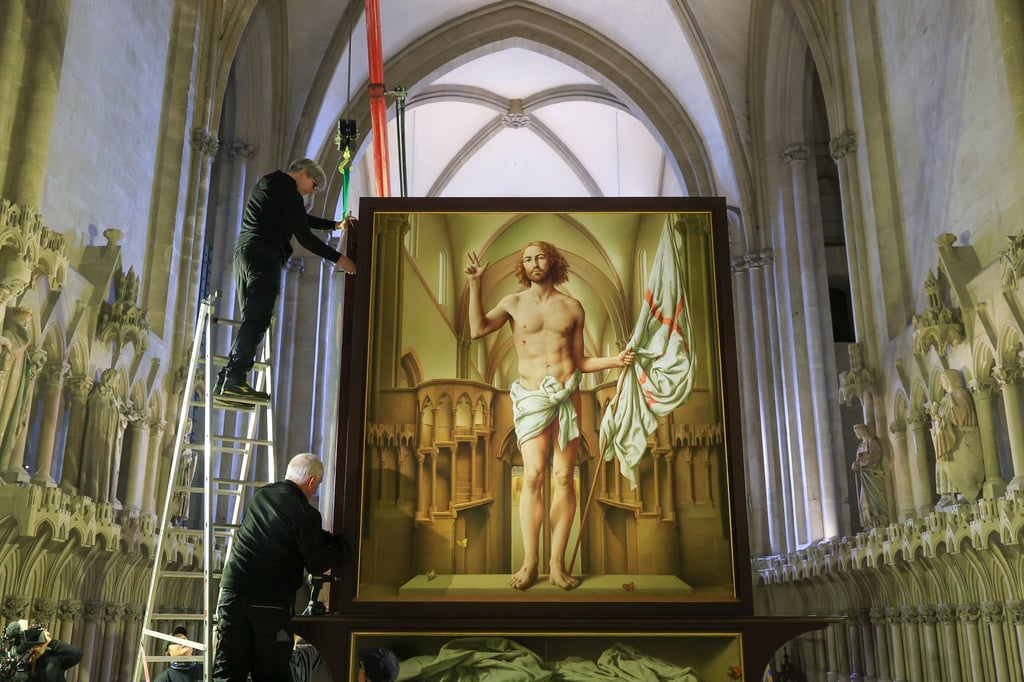 Ein Restauratorenteam demontiert den Cranach-Triegel-Altar im Naumburger Dom für den Transport nach Rom.
