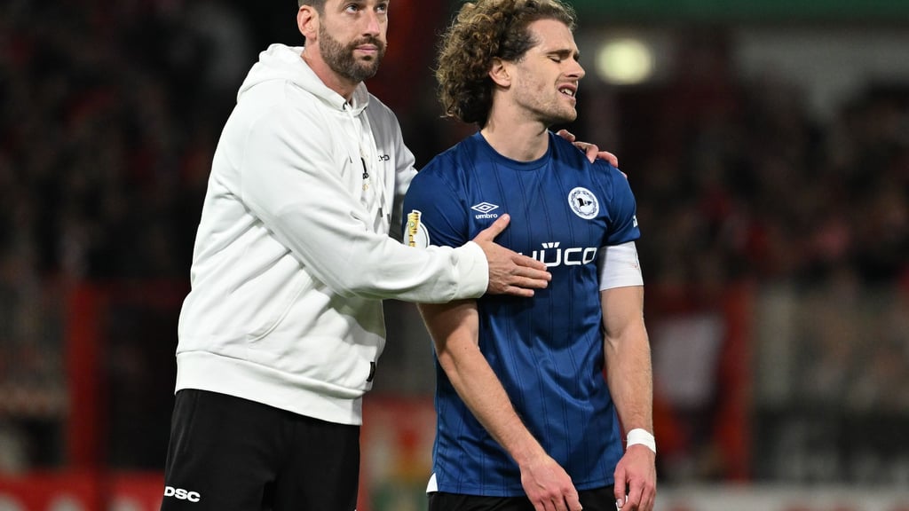 Bielefelds-Trainer Kniat tröstet seinen Spieler Corboz (r.)