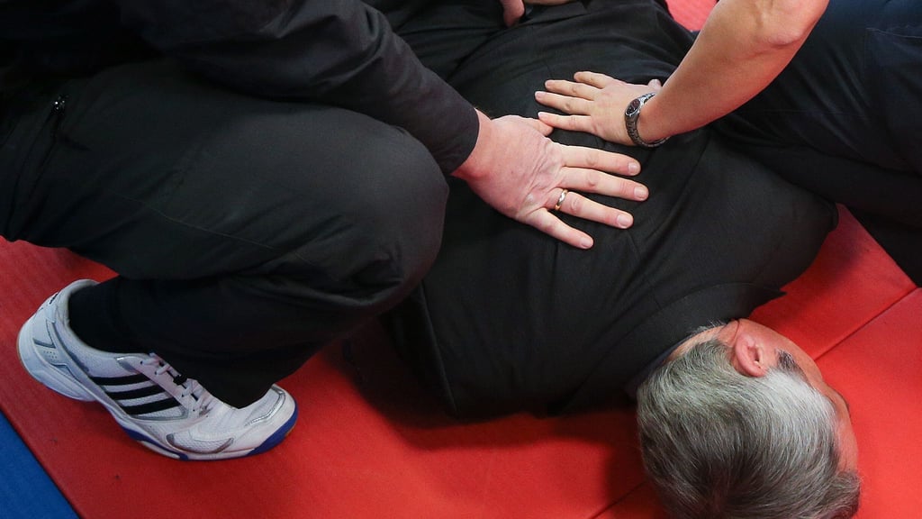 Jemanden gegen dessen Willen festhalten? Hat jemand zuvor eine Straftat begangen, dürfen couragierte Bürgerinnen und Bürger tatsächlich von einer Jedermann-Festnahme Gebrauch machen.