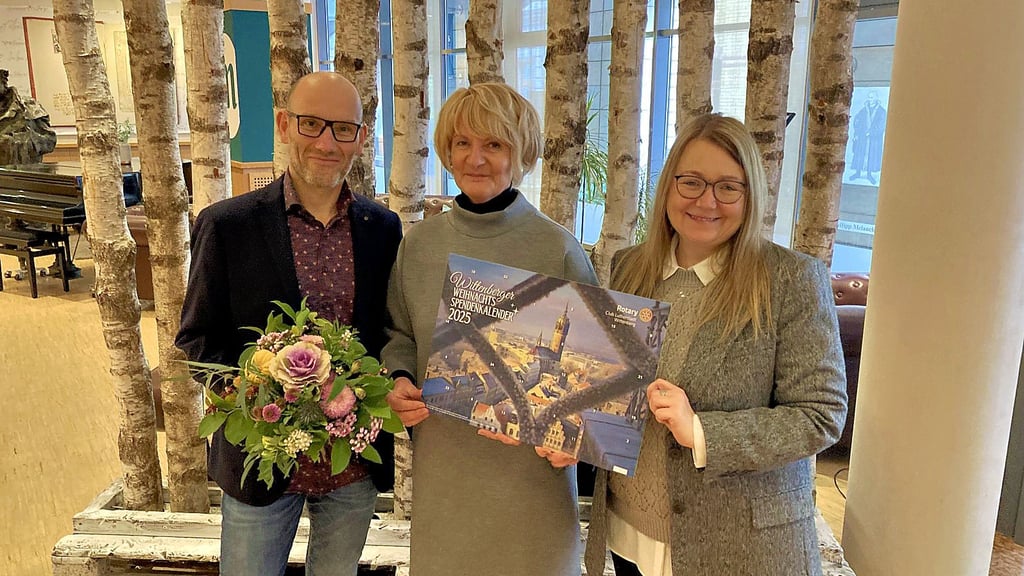 Marco Glaß, Manuela Schwede und Annett Wolf im Martas-Hotel mit dem neuen Wittenberger Weihnachtsspendenkalender des Rotary Clubs