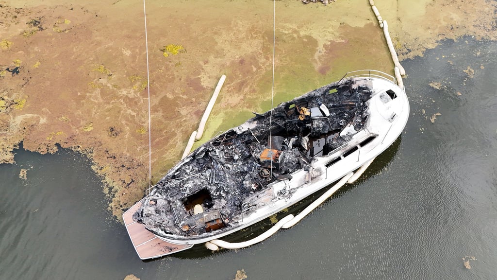 Eine dänische Yacht geriet am 17. Juli 2025 zwischen Editha- und Zollbrücke in Magdeburg in Brand. Das Wrack lag seither im Fluss. Nun wurde es geborgen.