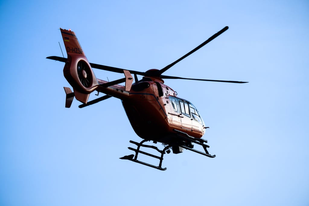 Über den Dächern von Magdeburg: Ein Polizeihubschrauber ist am Freitagabend im Einsatz.