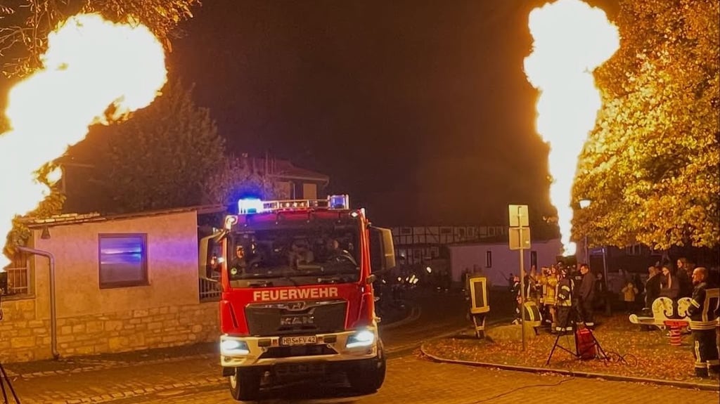 Was für ein Empfang: Das neue Löschgruppenfahrzeug der Veltheimer Feuerwehr wurde mit Flammen und Feuerwehrautokorso der Osterwiecker Wehren begrüßt.