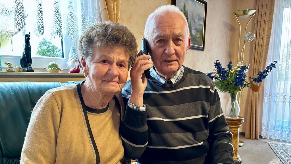 Wurden schon öfter von Schockanrufern belästigt: Renate und Adolf Stang aus Magdeburg. Doch sie haben einen Trick, die Betrüger ganz schnell zu entlarven.